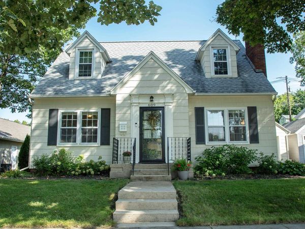 609 NE 1st Ave , Waverly, IA 50677