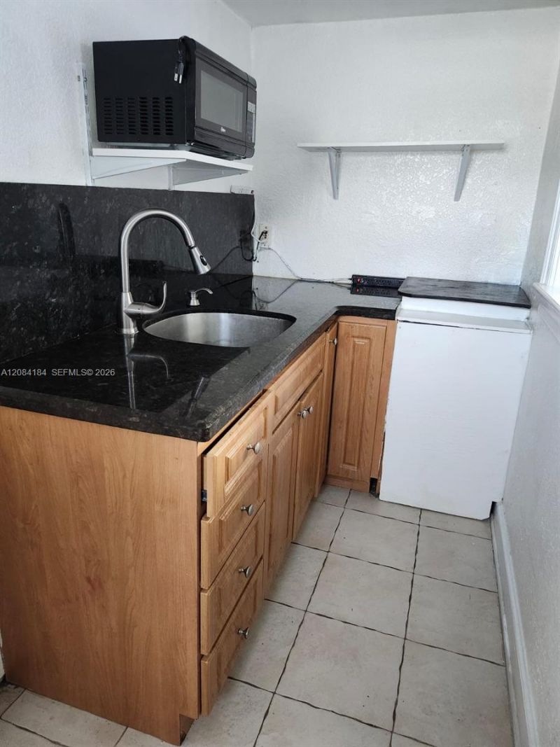 137 Abaco Dr, Unit 1, Palm Springs, FL 33461 Photo