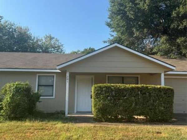 1201 Division Street , Greenville, TX 75401