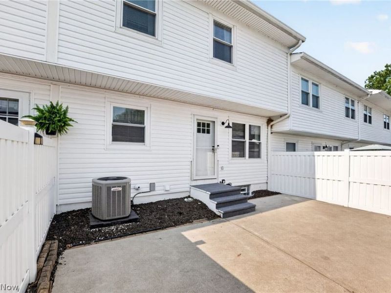 2040 Carlile Drive , Uniontown, OH 44685 Photo 4