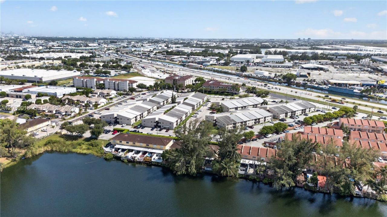 8351 NW 99th St, Unit C-5, Hialeah Gardens, FL 33016 Photo