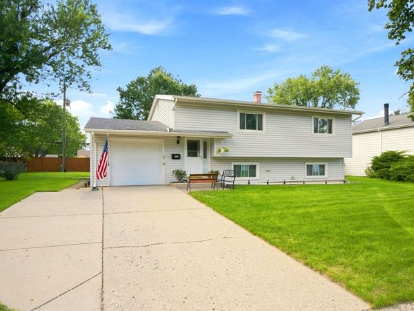 652 Sussex Lane , Crystal Lake, IL 60014