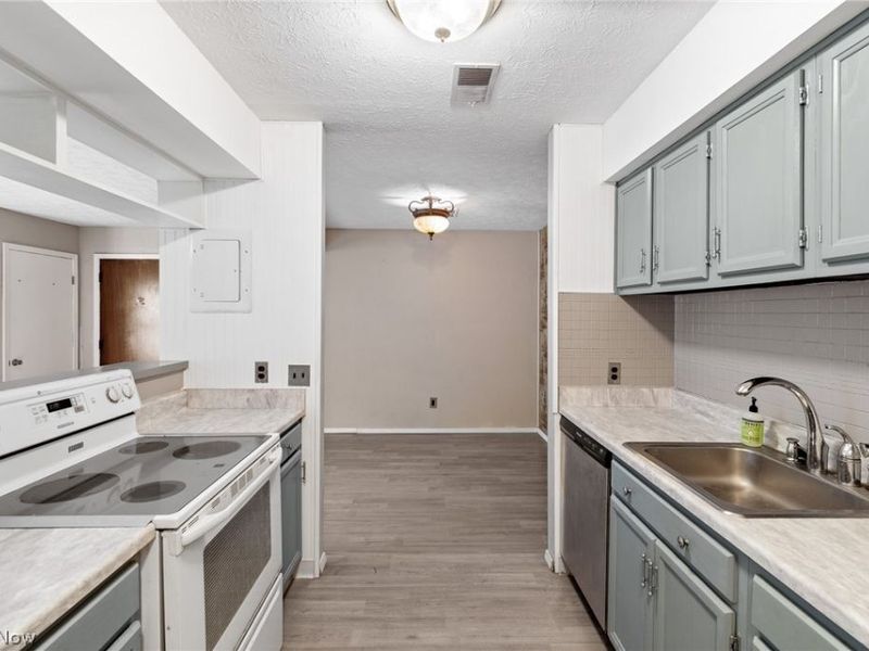 135 Ivy Hill Drive, Unit B-5, Medina, OH 44256 Photo 13