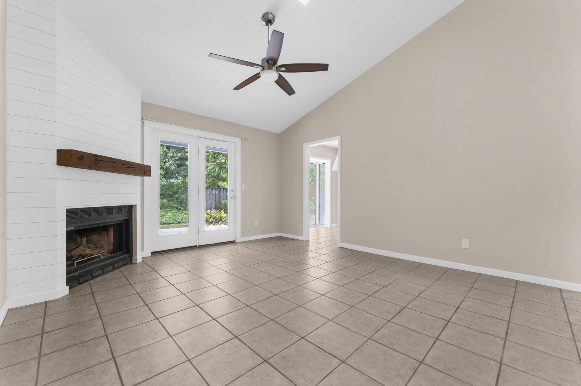 1124 Honeysuckle Court Photo 10