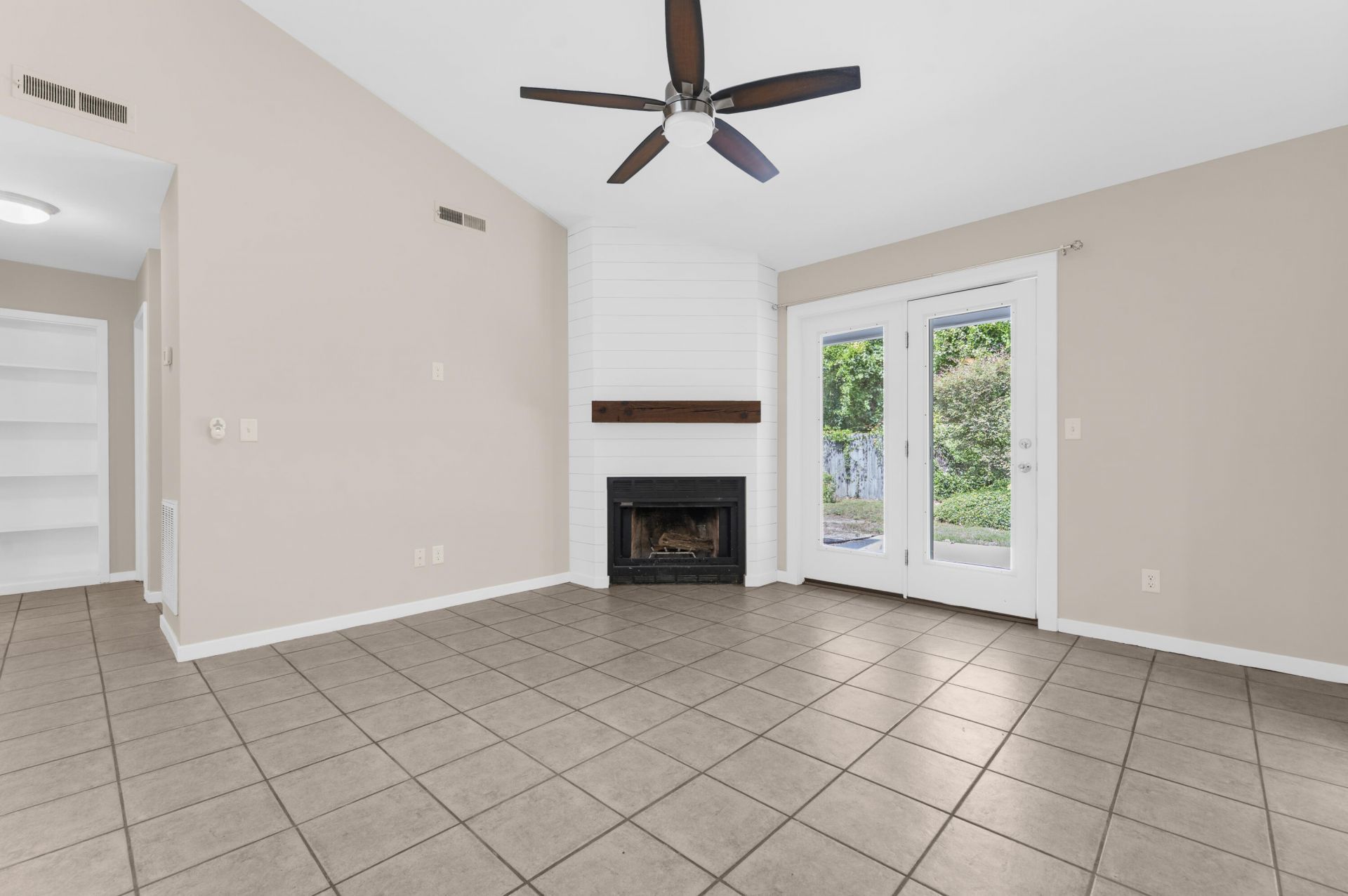 1124 Honeysuckle Court Photo 11