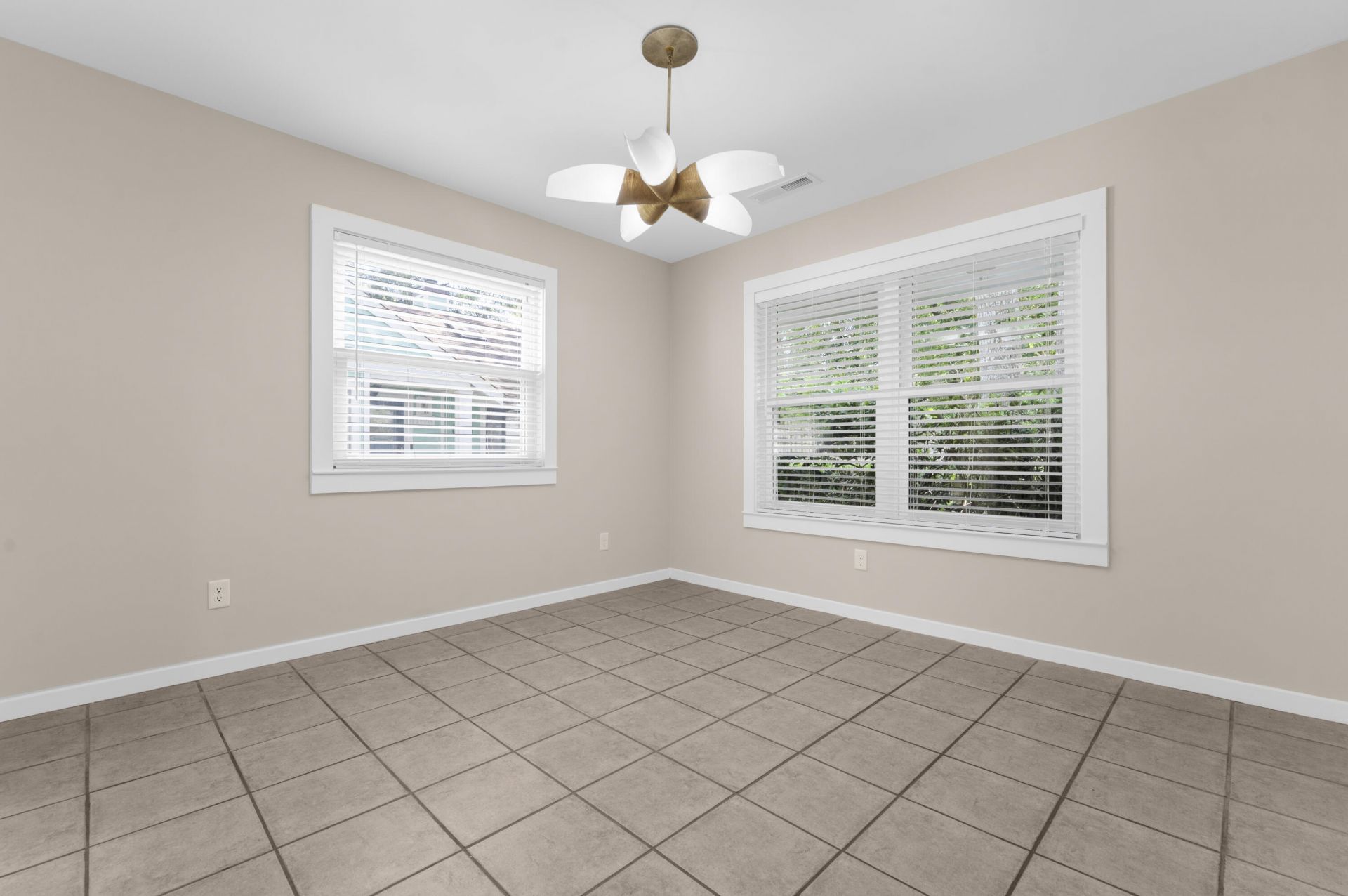 1124 Honeysuckle Court Photo 20