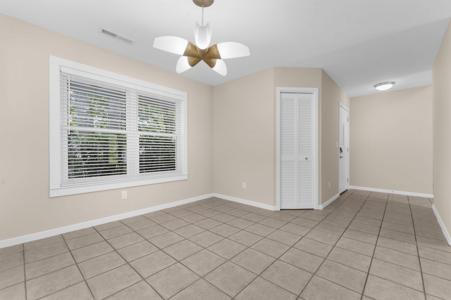 1124 Honeysuckle Court Photo 22