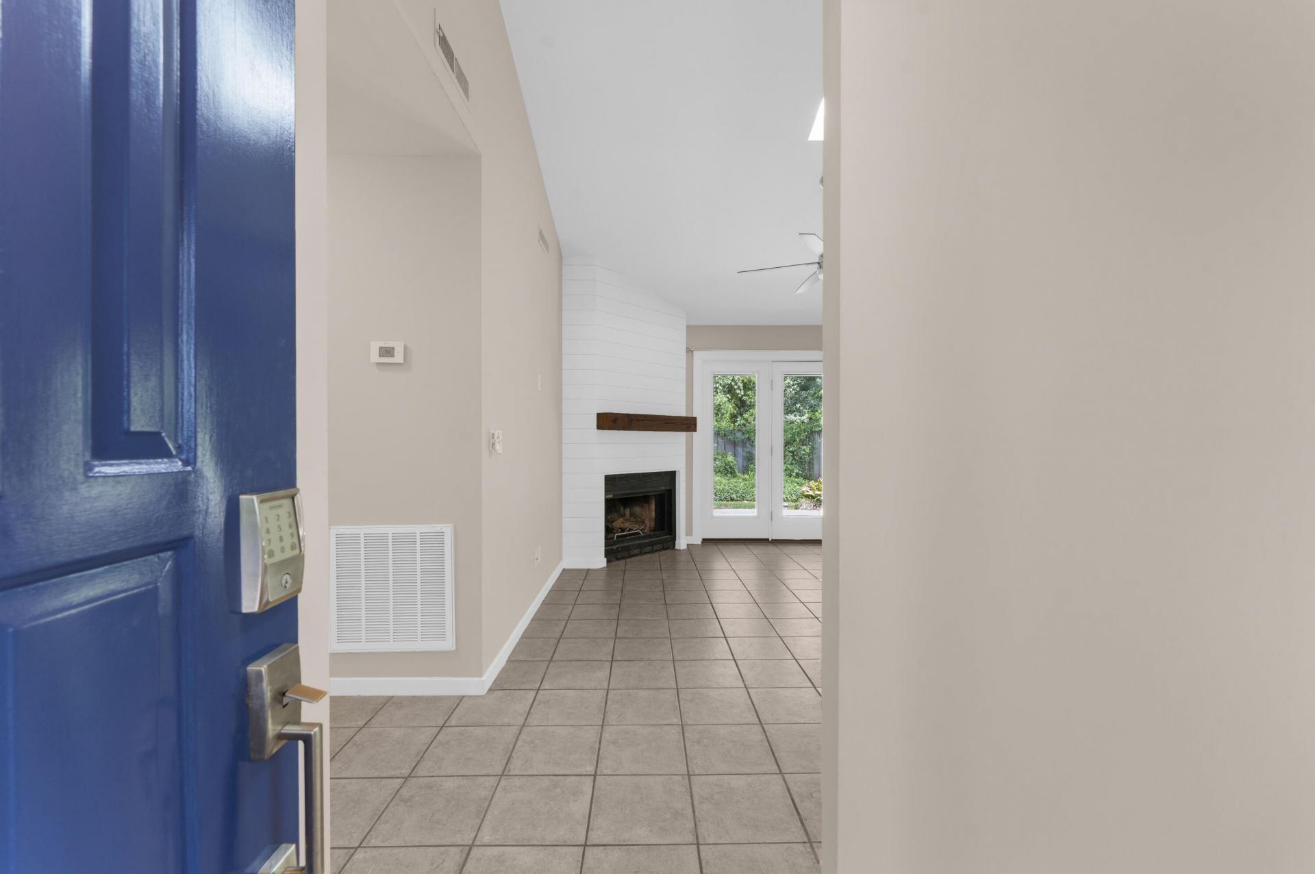 1124 Honeysuckle Court Photo 8
