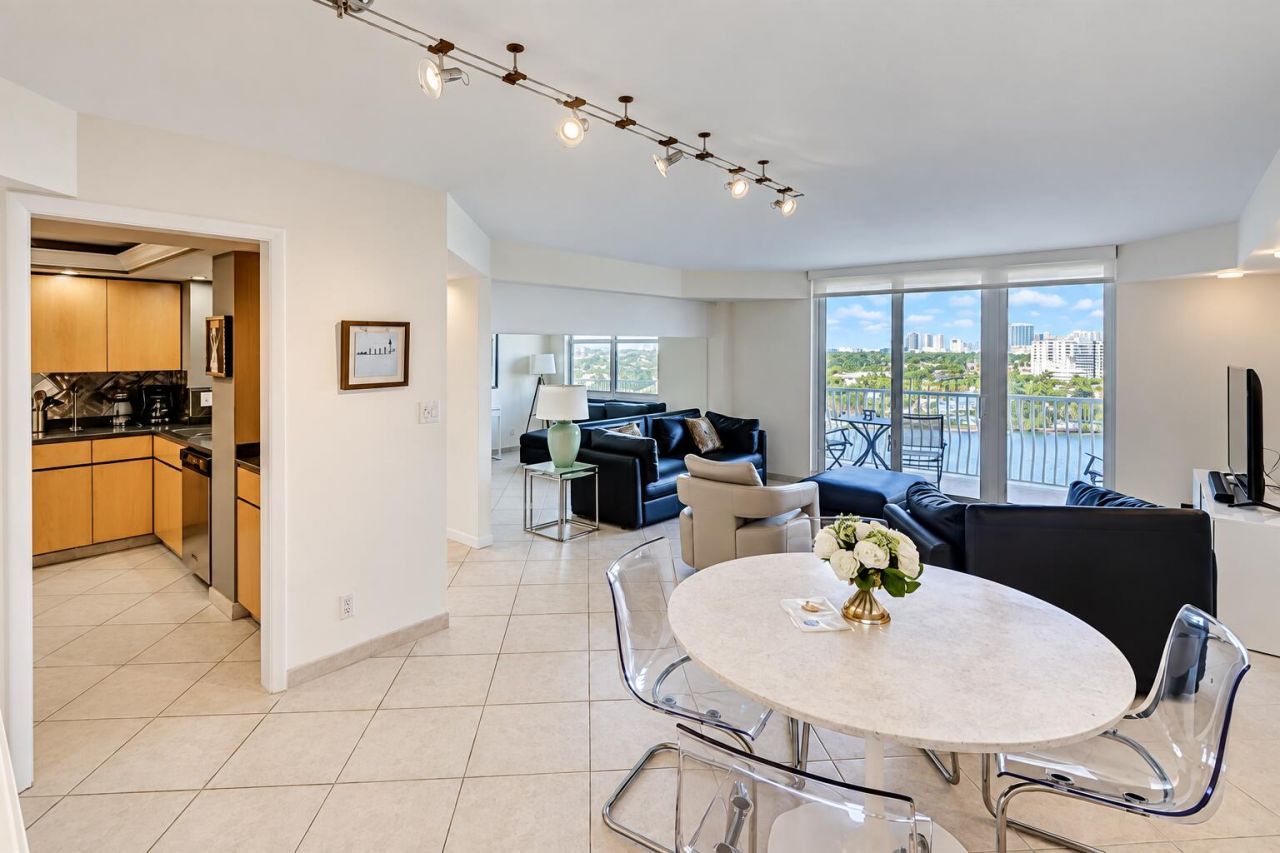 1 Las Olas Circle, Unit 1105, Fort Lauderdale, FL 33316 Photo