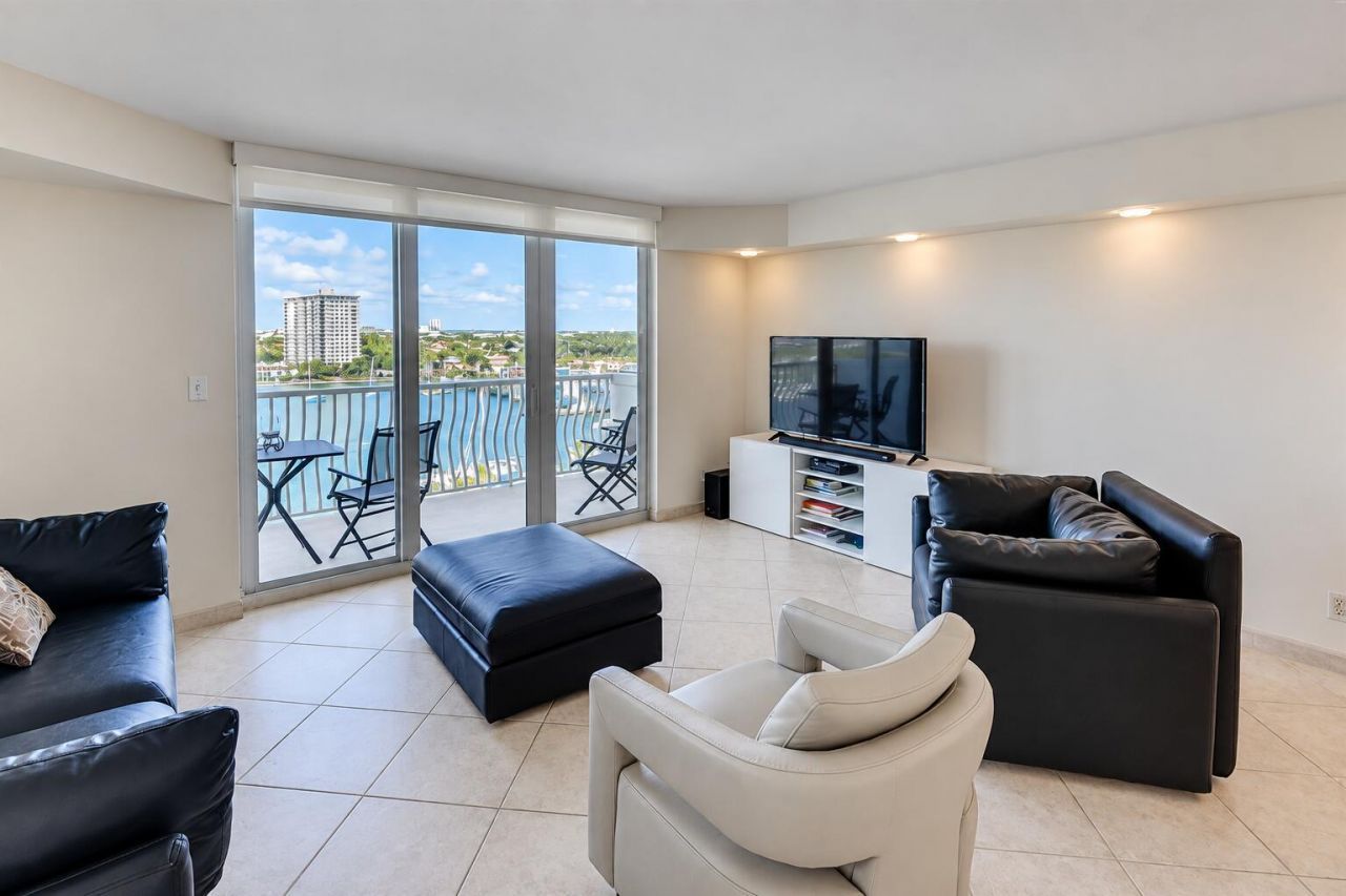 1 Las Olas Circle, Unit 1105, Fort Lauderdale, FL 33316 Photo