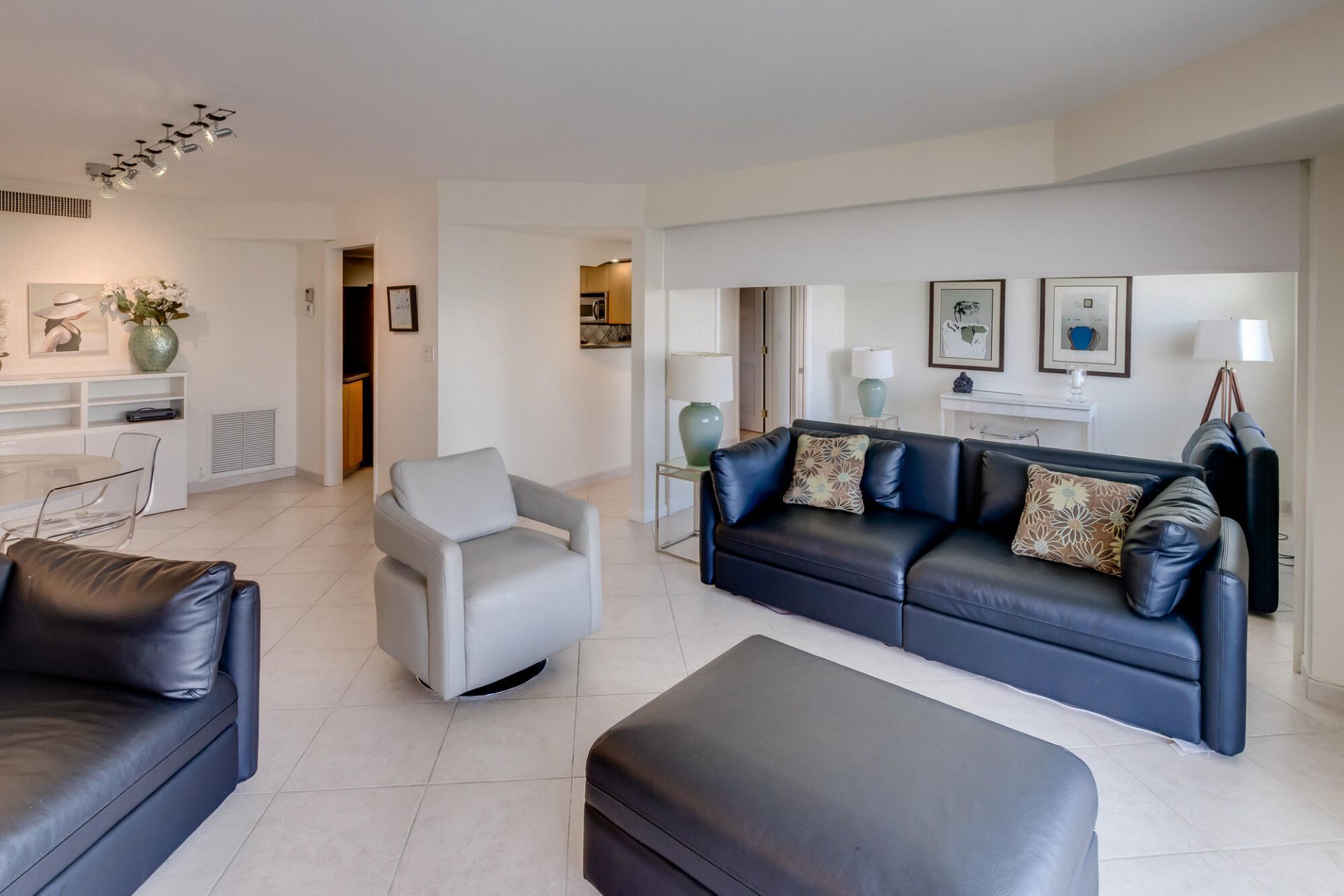 1 Las Olas Circle, Unit 1105, Fort Lauderdale, FL 33316 Photo