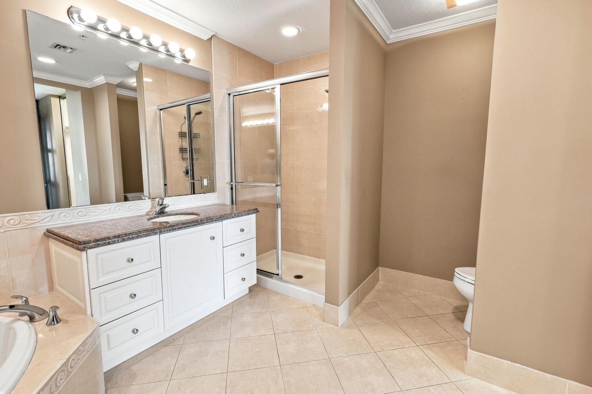 25 Harbour Isle Drive W, Unit 104, Fort Pierce, FL 34949 Photo