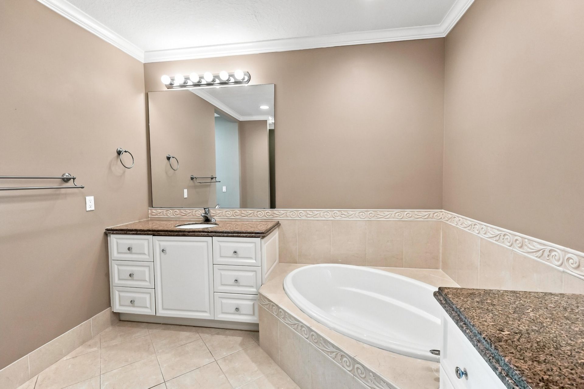 25 Harbour Isle Drive W, Unit 104, Fort Pierce, FL 34949 Photo