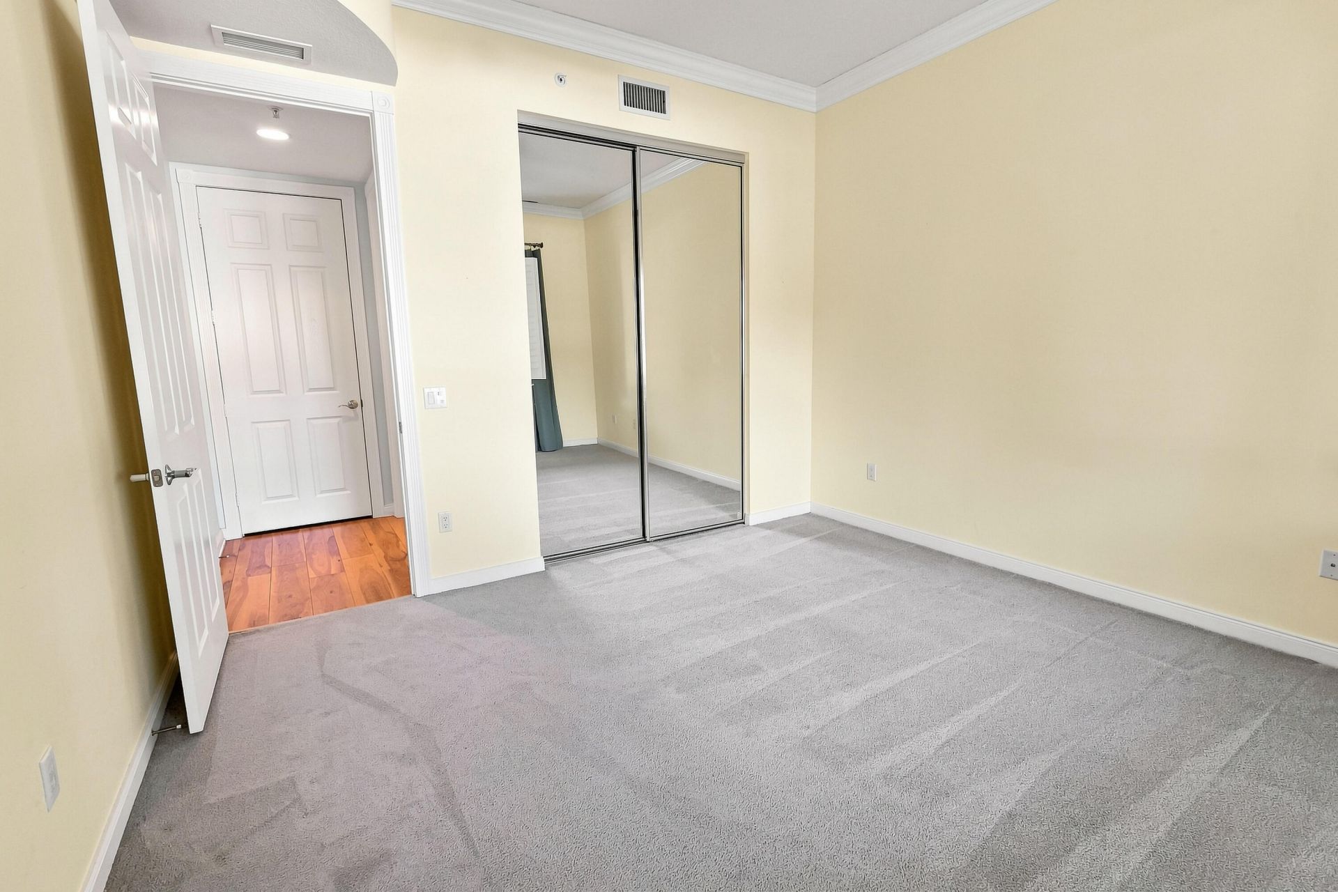 25 Harbour Isle Drive W, Unit 104, Fort Pierce, FL 34949 Photo