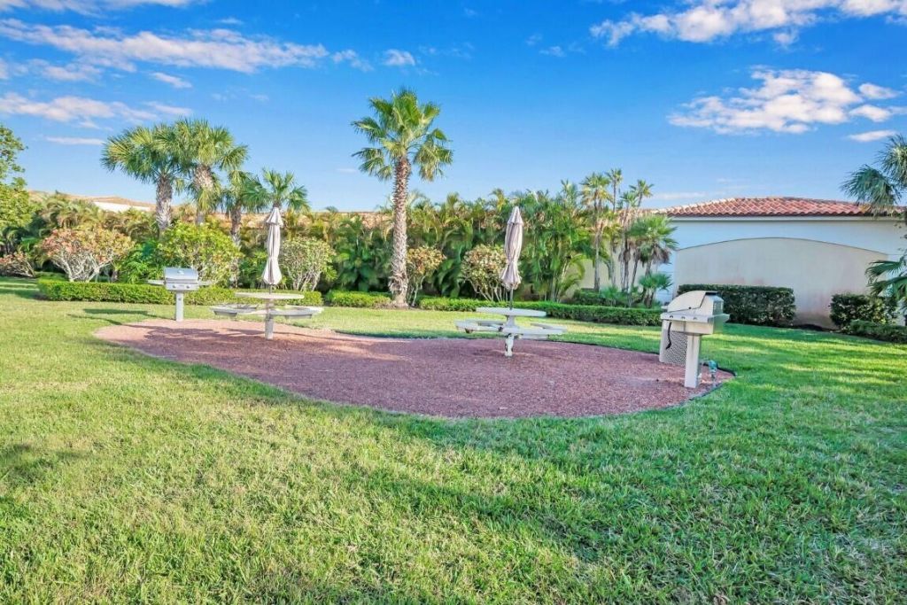 25 Harbour Isle Drive W, Unit 104, Fort Pierce, FL 34949 Photo