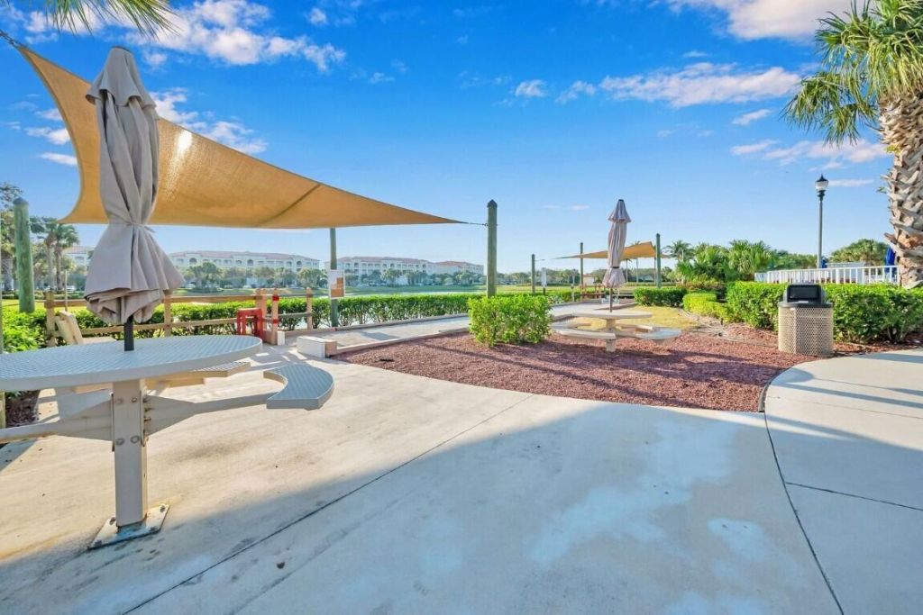 25 Harbour Isle Drive W, Unit 104, Fort Pierce, FL 34949 Photo