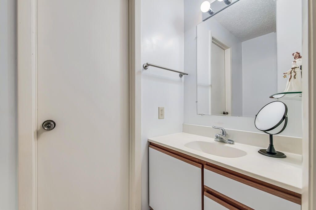 815 Andrew Redding Road, Unit 202, Lantana, FL 33462 Photo