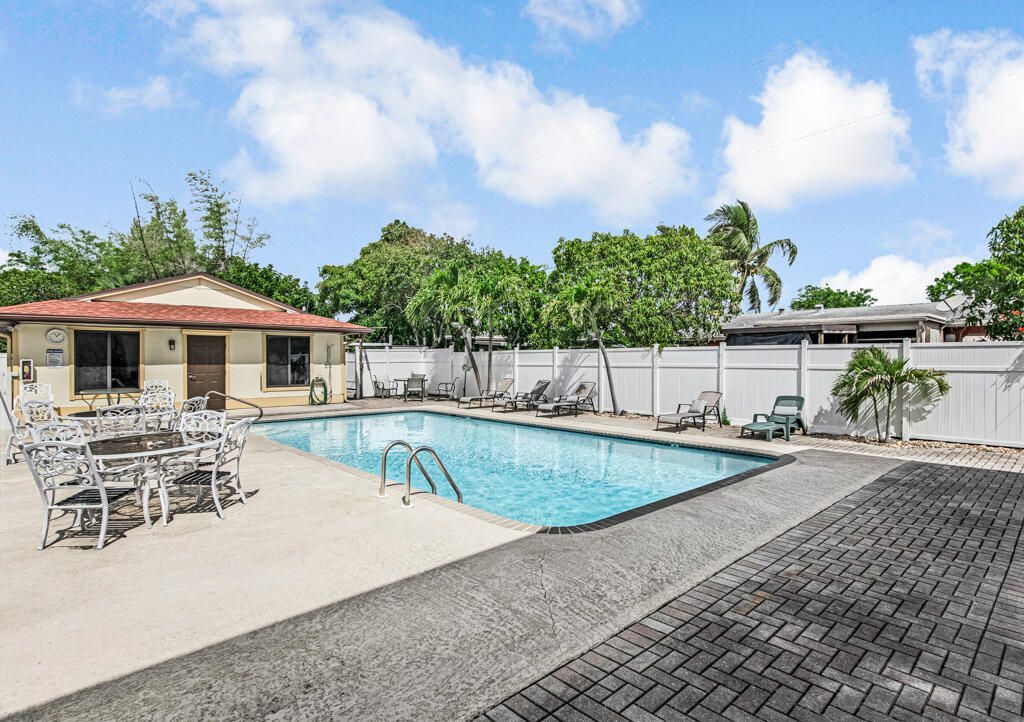 815 Andrew Redding Road, Unit 202, Lantana, FL 33462 Photo