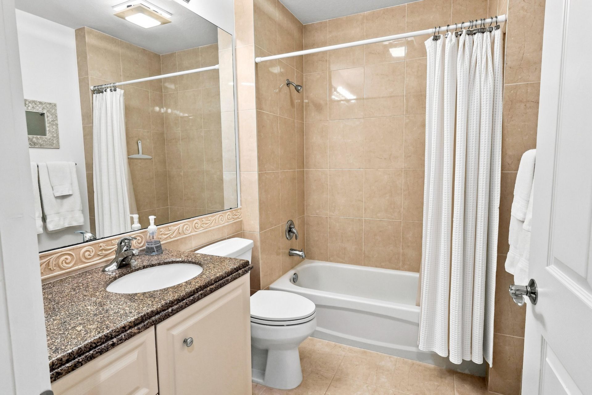 26 Harbour Isle Drive W, Unit 102, Fort Pierce, FL 34949 Photo