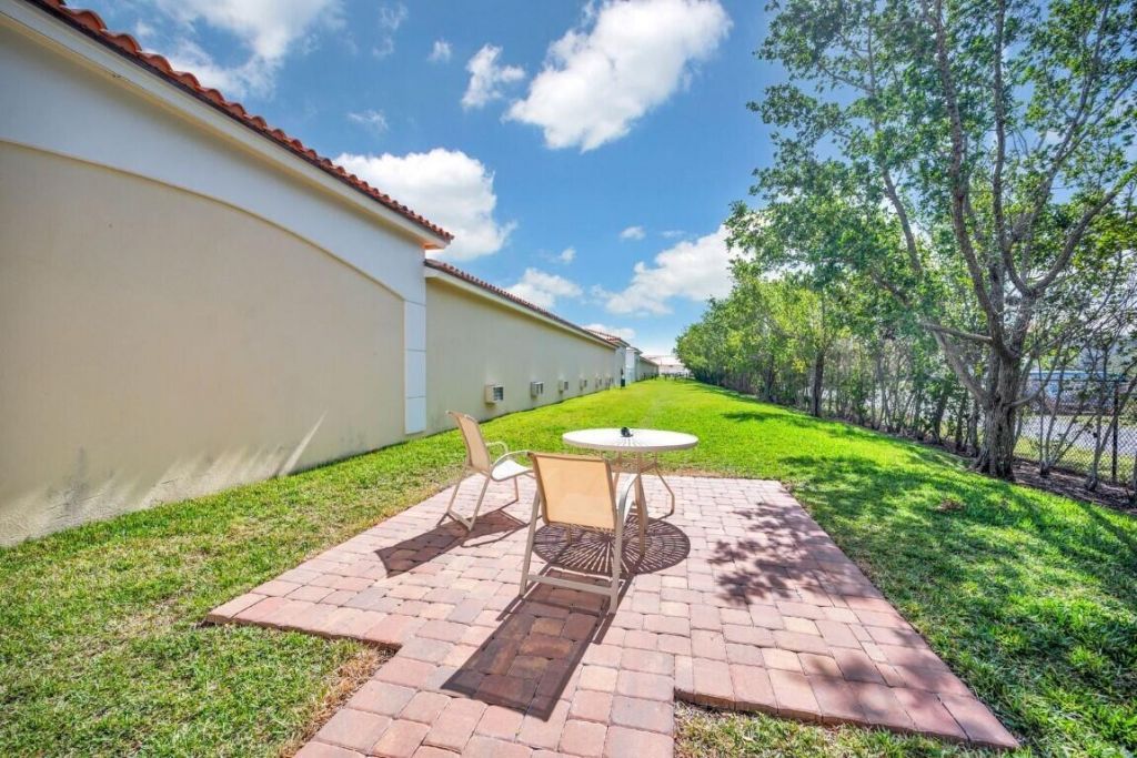 26 Harbour Isle Drive W, Unit 102, Fort Pierce, FL 34949 Photo