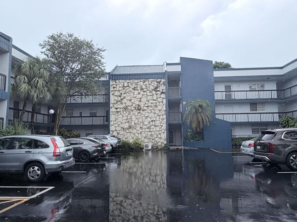 3090 HOLIDAY SPRINGS Boulevard, Unit 105, Margate, FL 33063