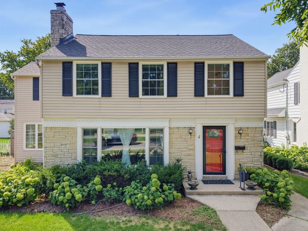 5251 N Santa Monica Blvd, Whitefish Bay, WI 53217