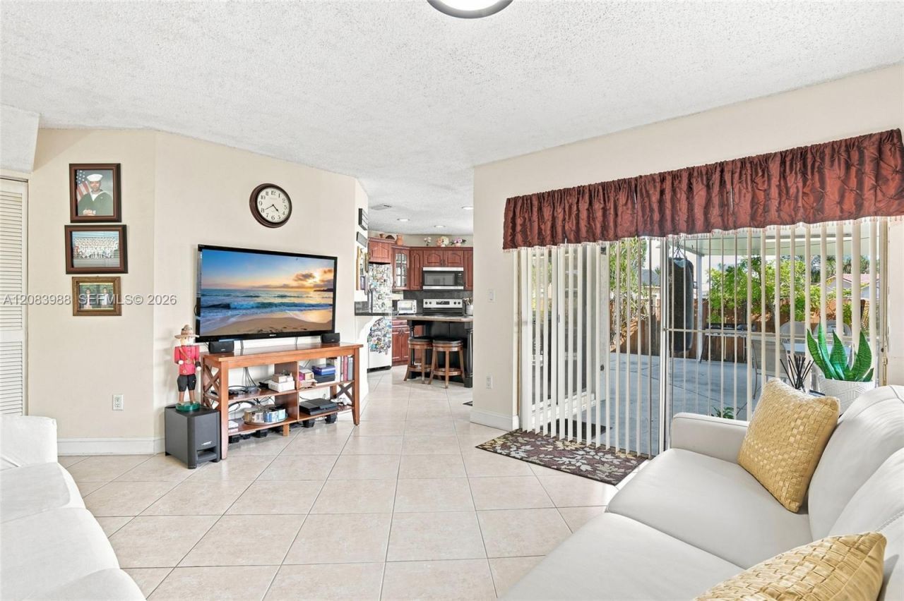 18209 NW 61st Ct, Hialeah, FL 33015 Photo