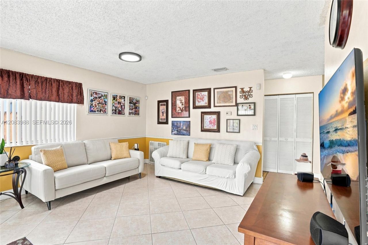 18209 NW 61st Ct, Hialeah, FL 33015 Photo