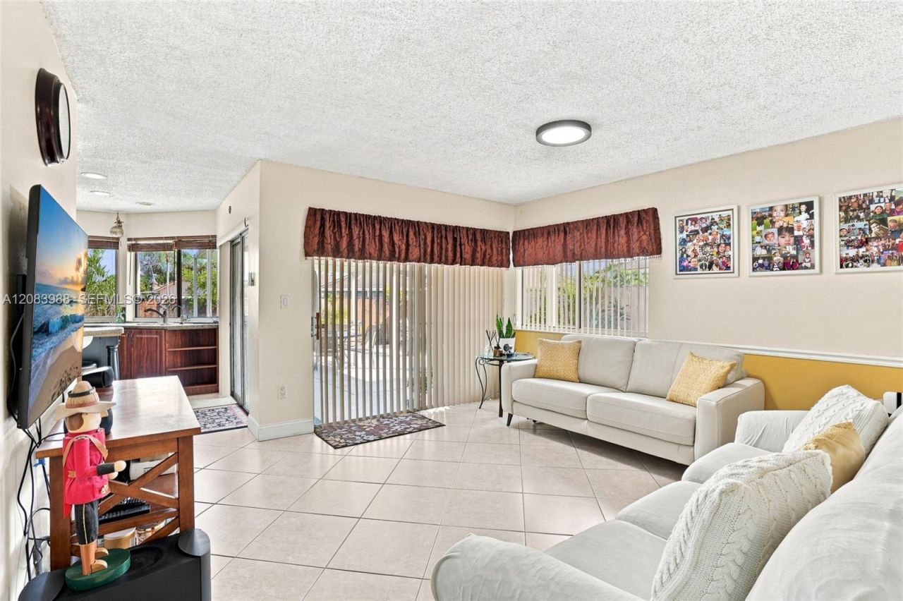 18209 NW 61st Ct, Hialeah, FL 33015 Photo