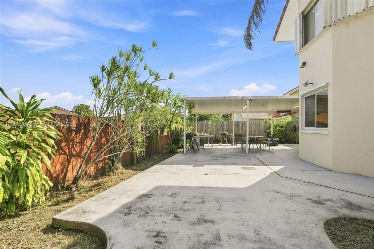 18209 NW 61st Ct, Hialeah, FL 33015 Photo
