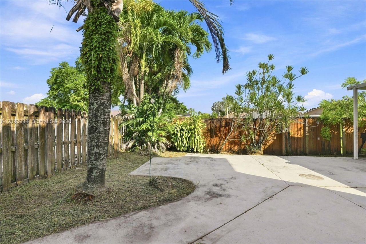18209 NW 61st Ct, Hialeah, FL 33015 Photo