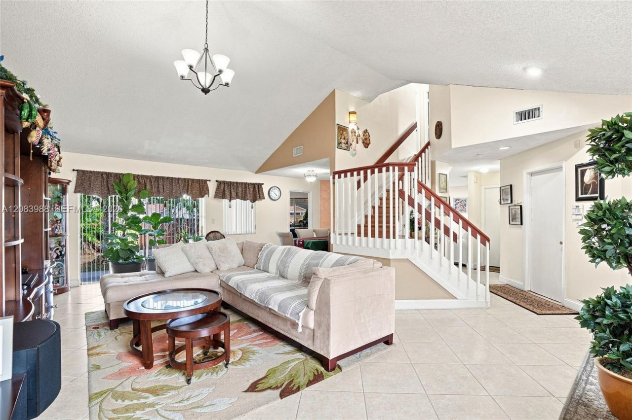 18209 NW 61st Ct, Hialeah, FL 33015 Photo