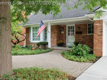 1399 Edmundton Drive, Grosse Pointe Woods, Mi 48236