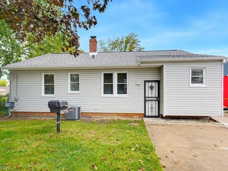 20777 Bowling Green Road, Maple Heights, OH 44137 Photo 2