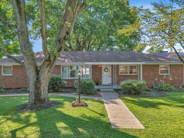 823 Wayne Drive , Heath, OH 43056