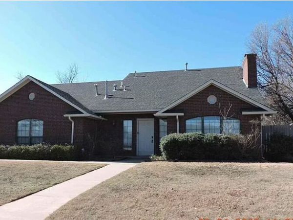 706 NW Micklegate Boulevard , Lawton, OK 73505