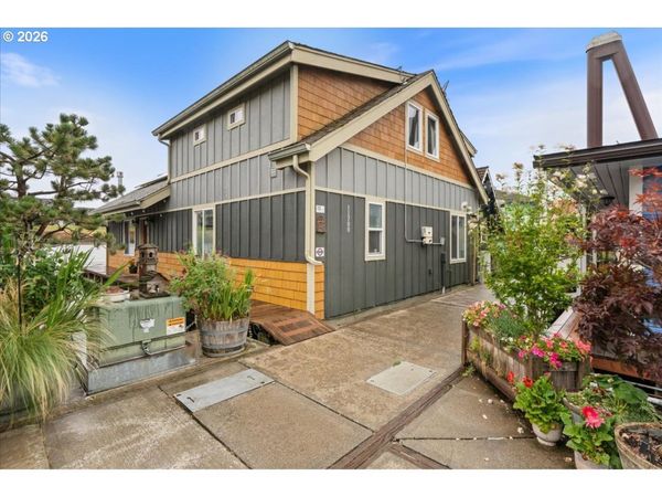 11700 N Island Cove LN, Portland, OR 97217