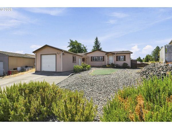 290 ADAMS LOOP, Roseburg, OR 97471