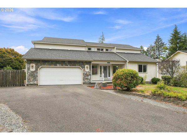 2060 Timberline DR, Coos Bay, OR 97420