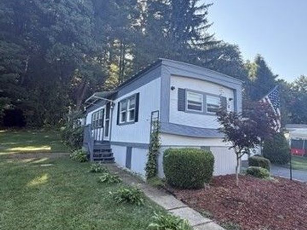 6 Willow Circle, Brimfield, MA 01010