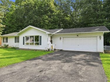 7221 Laur Road , Niagara Falls, NY 14304