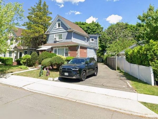 14 Chestnut Street, Lynbrook, NY 11563