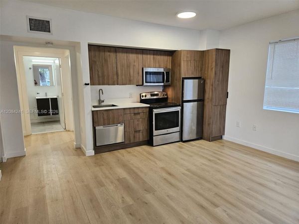 557 Michigan Ave , Unit 211 W/PARK, Miami Beach, FL 33139
