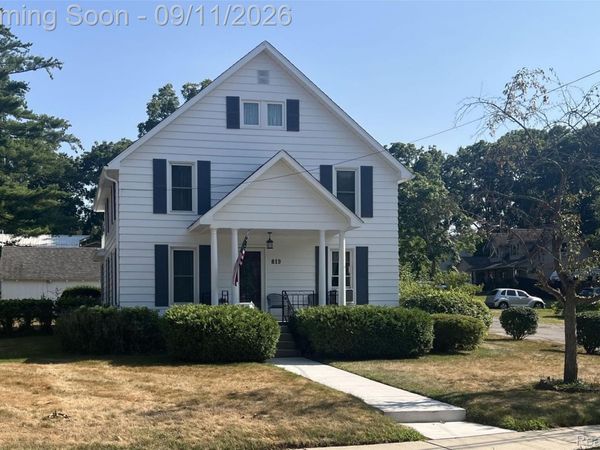 819 W Shiawassee Avenue , Fenton, Mi 48430