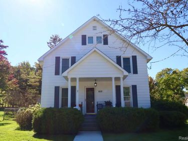 819 W Shiawassee Avenue, Fenton, Mi 48430