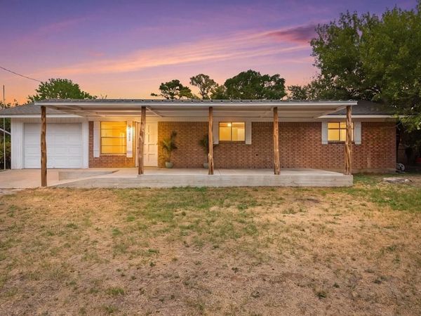 1902 Twin Oaks ST , Kingsland, TX 78639
