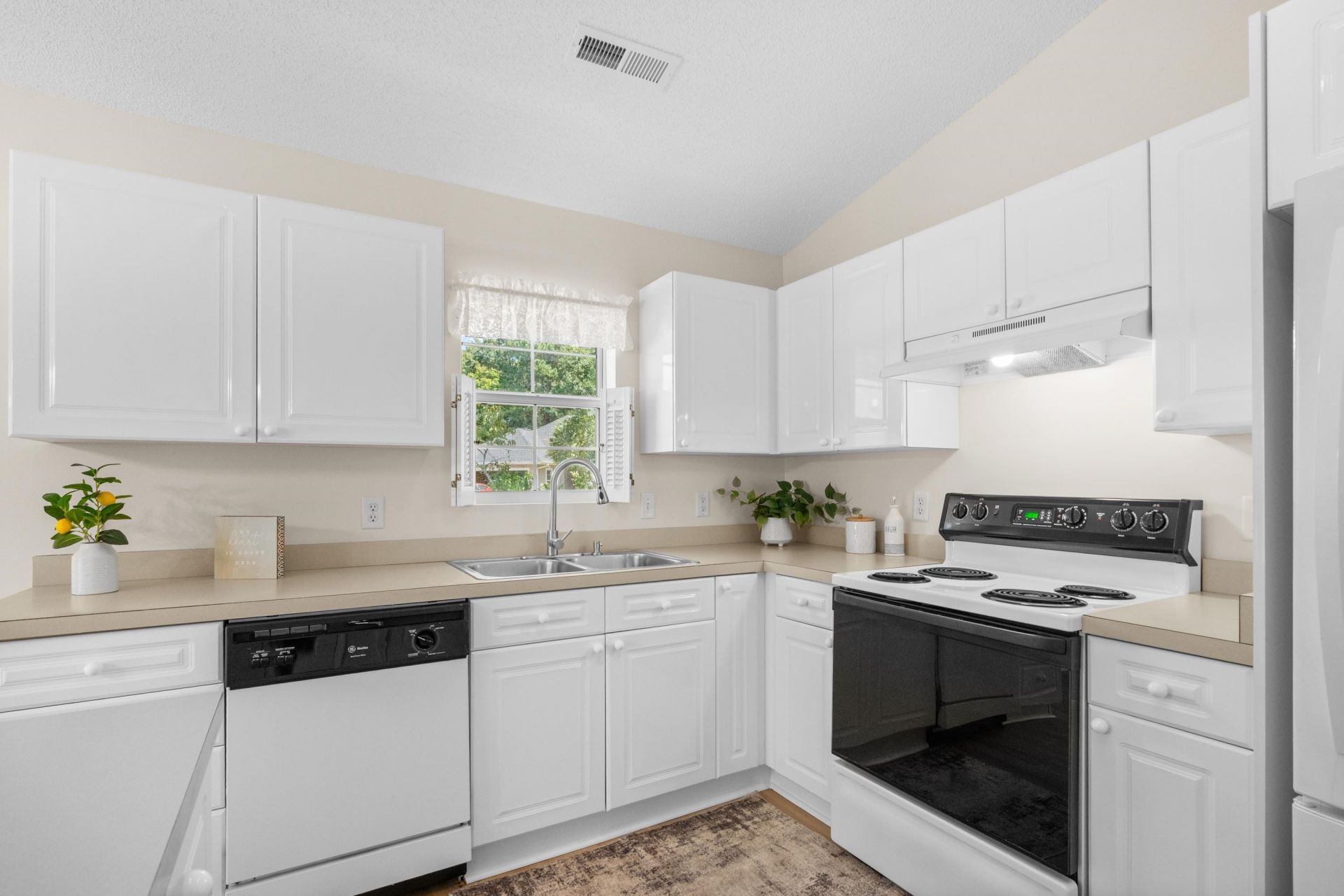 7971 Leeward Ln. Photo 14