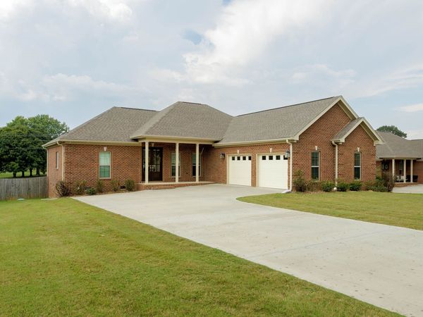 135 Oldenburg Dr, Killen, AL 35645