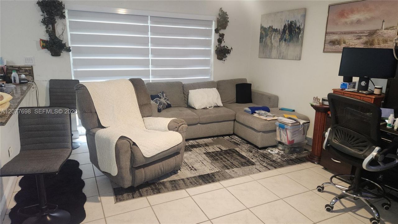 1055 NW 187th Ave , Pembroke Pines, FL 33029 Photo