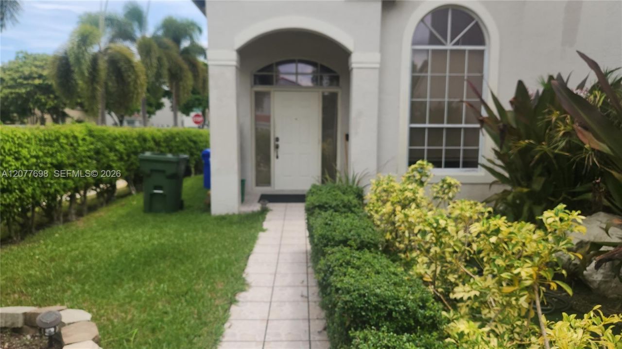 1055 NW 187th Ave , Pembroke Pines, FL 33029 Photo